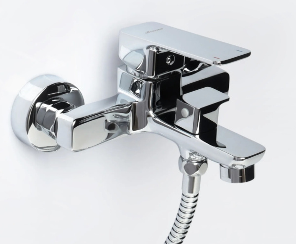 Смеситель для ванны, короткий излив, керамический переключатель, 3-реж.лейка, хром Accoona A63126